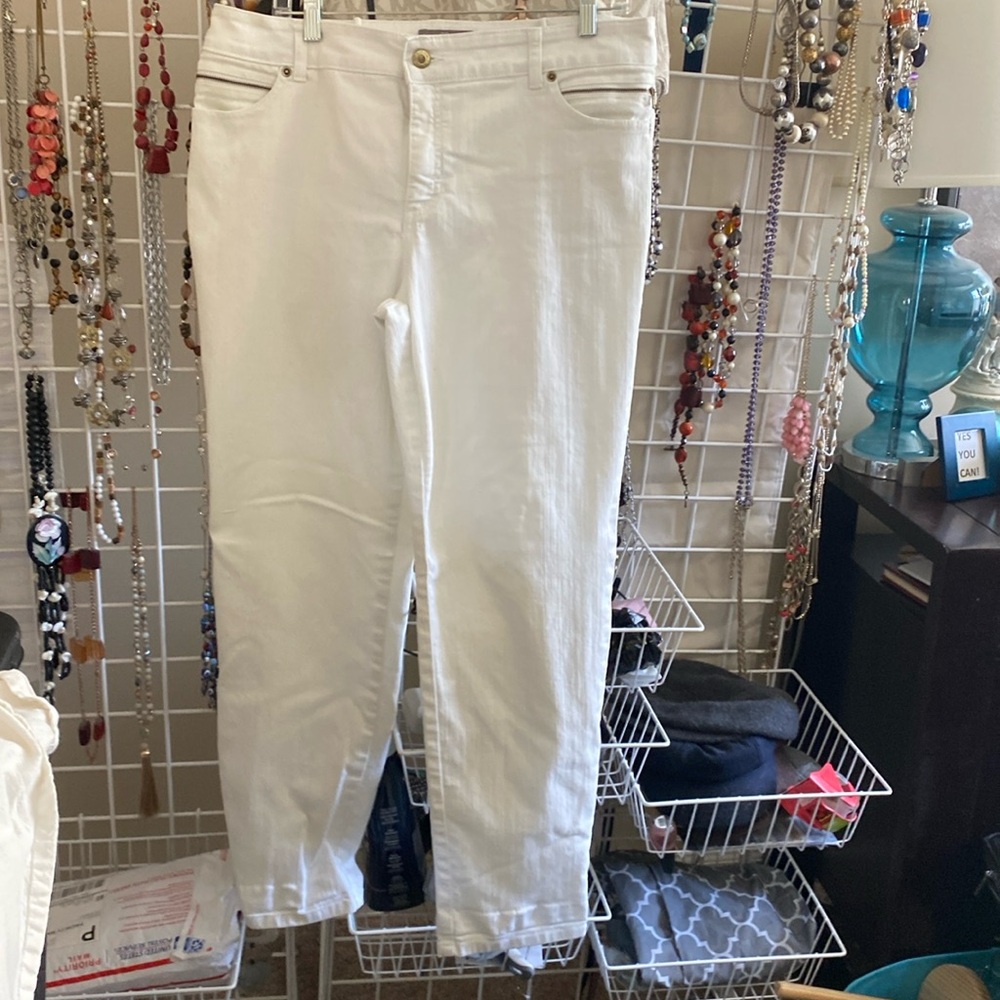 Chico’s 2.5 white So Slimming jeans. Stretch. Zipper detail at pocket. EUC